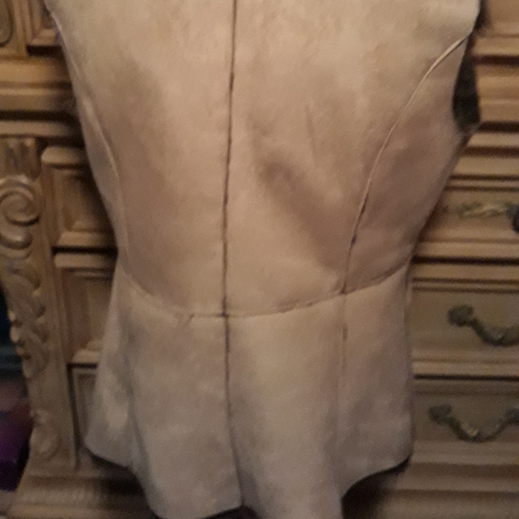 Vest - Picture 4 of 7